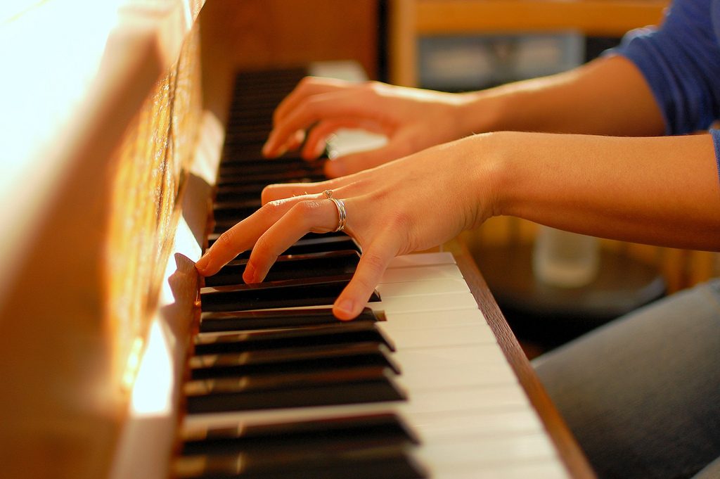 孩子学钢琴的好处和重要性（学钢琴的十大好处）